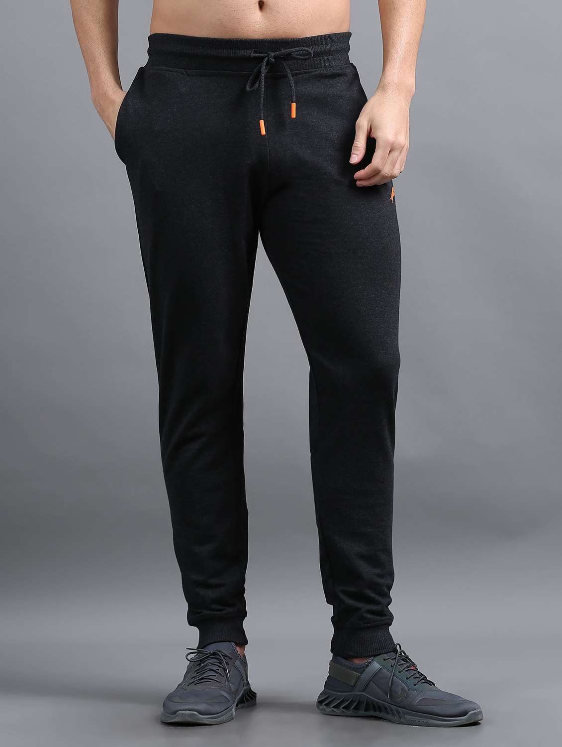men solid mid rise regular fit jogger