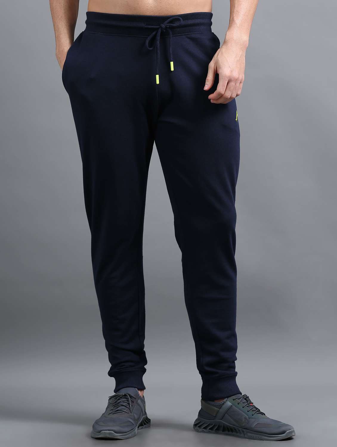 men solid mid rise regular fit jogger
