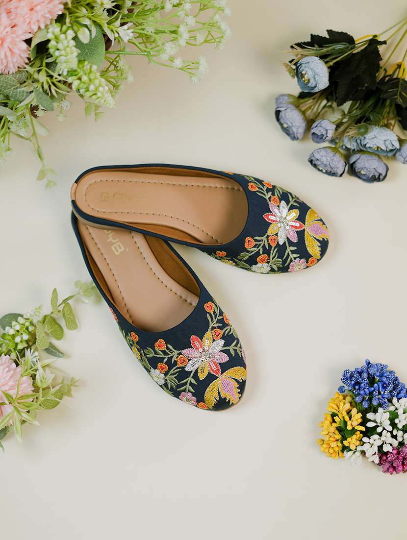 women embroidered slip on jutis - 22072763 -  Zoom Image - 0