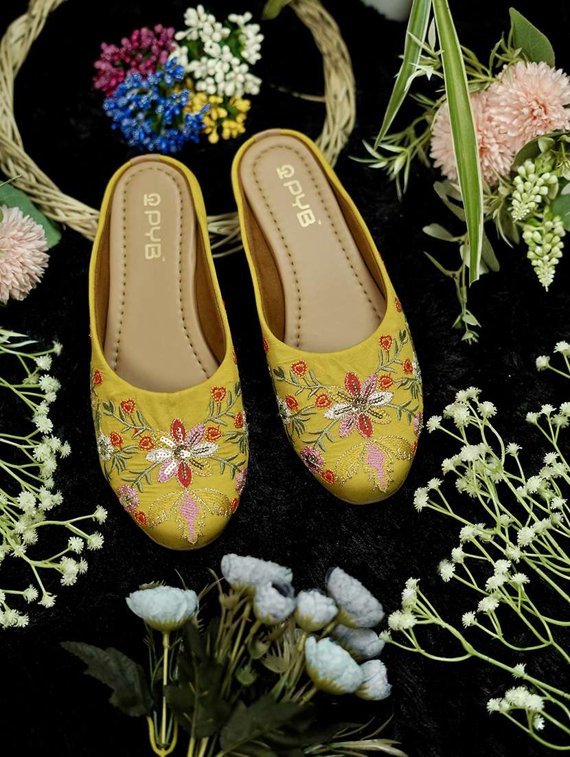 women embroidered slip on jutis