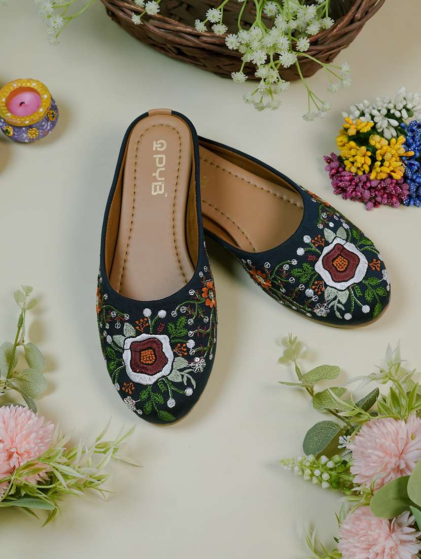 women embroidered slip on jutis