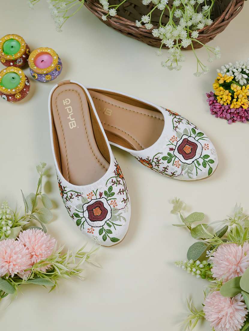 women embroidered slip on jutis