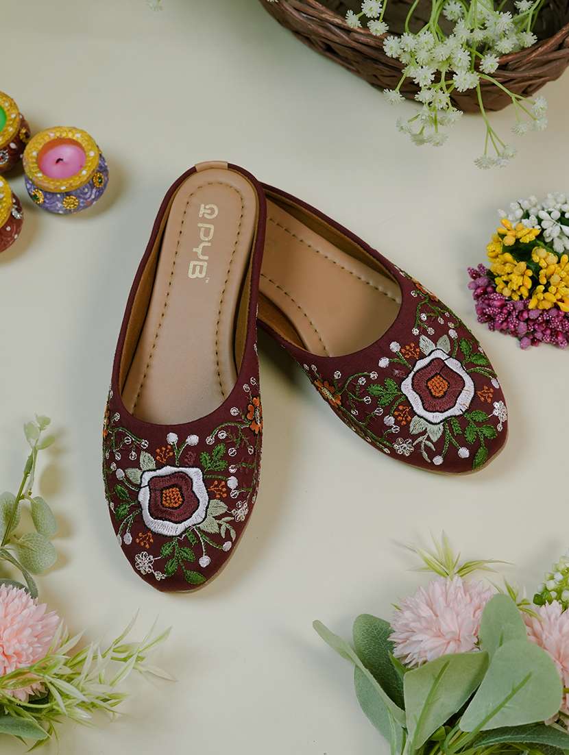 women embroidered slip on jutis