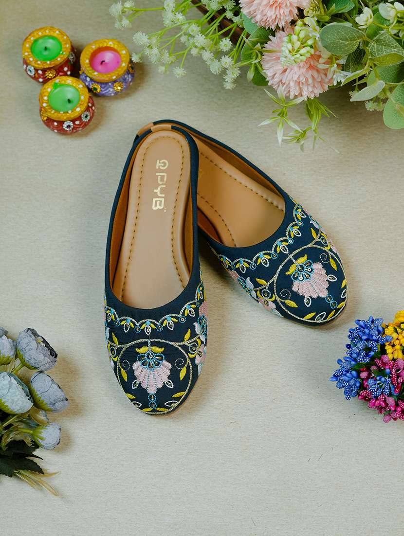 women embroidered slip on jutis