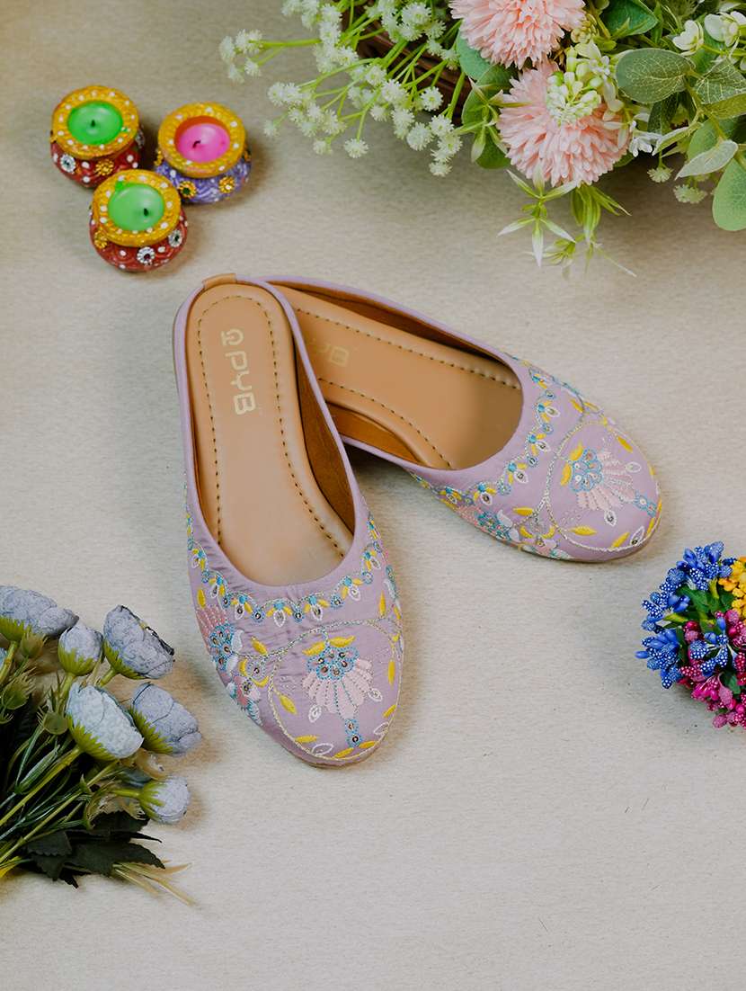 women embroidered slip on jutis