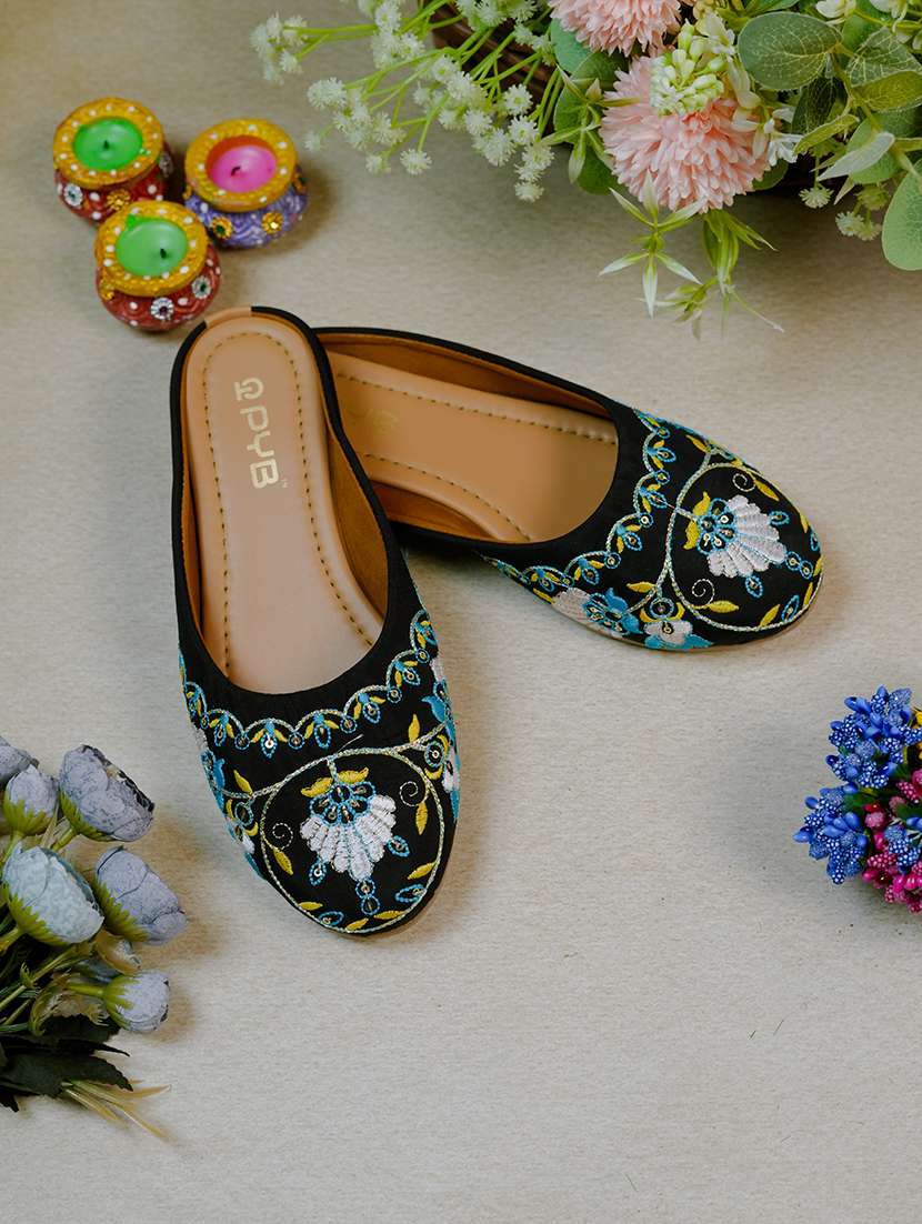 women embroidered slip on jutis