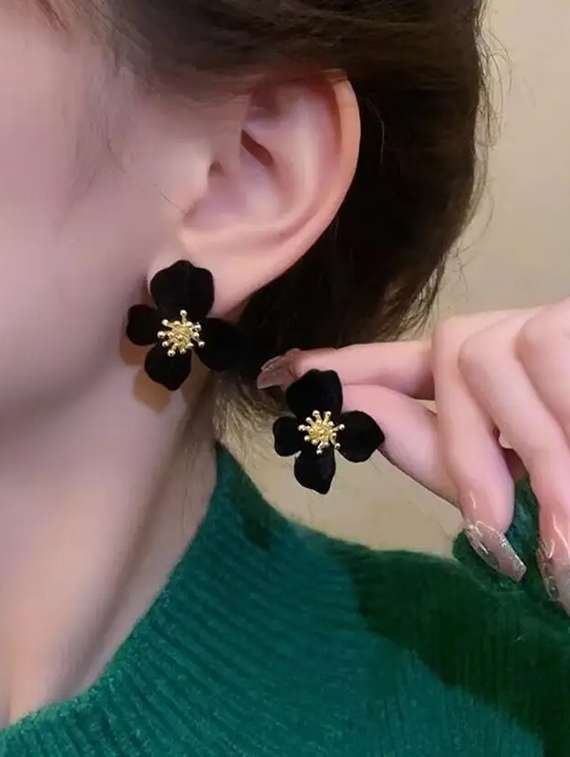 women black flower stud earring - 22074171 -  Standard Image - 2