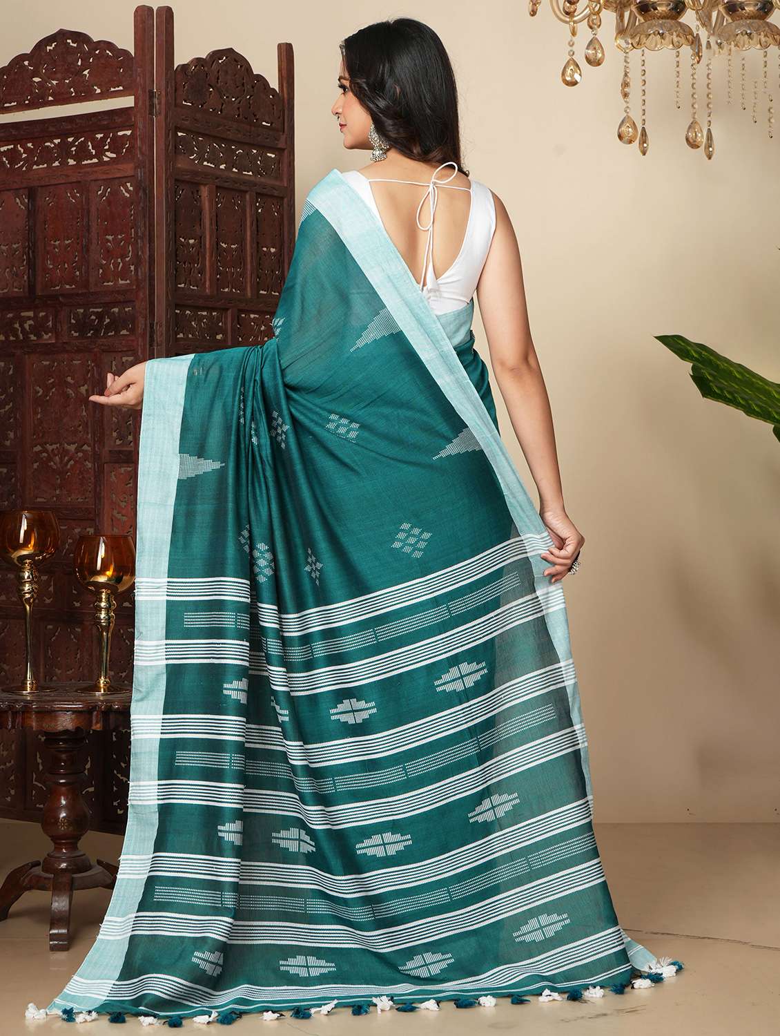 women self design handloom saree with blouse - 22076022 -  Standard Image - 2