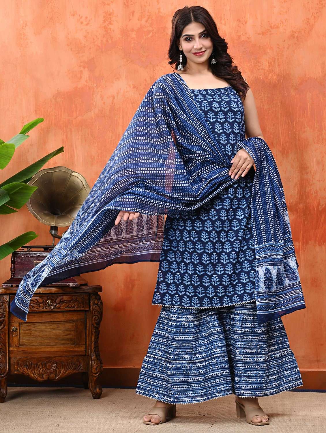 women printed shoulder strap kurta sharara with dupatta set - 22078385 -  Standard Image - 2