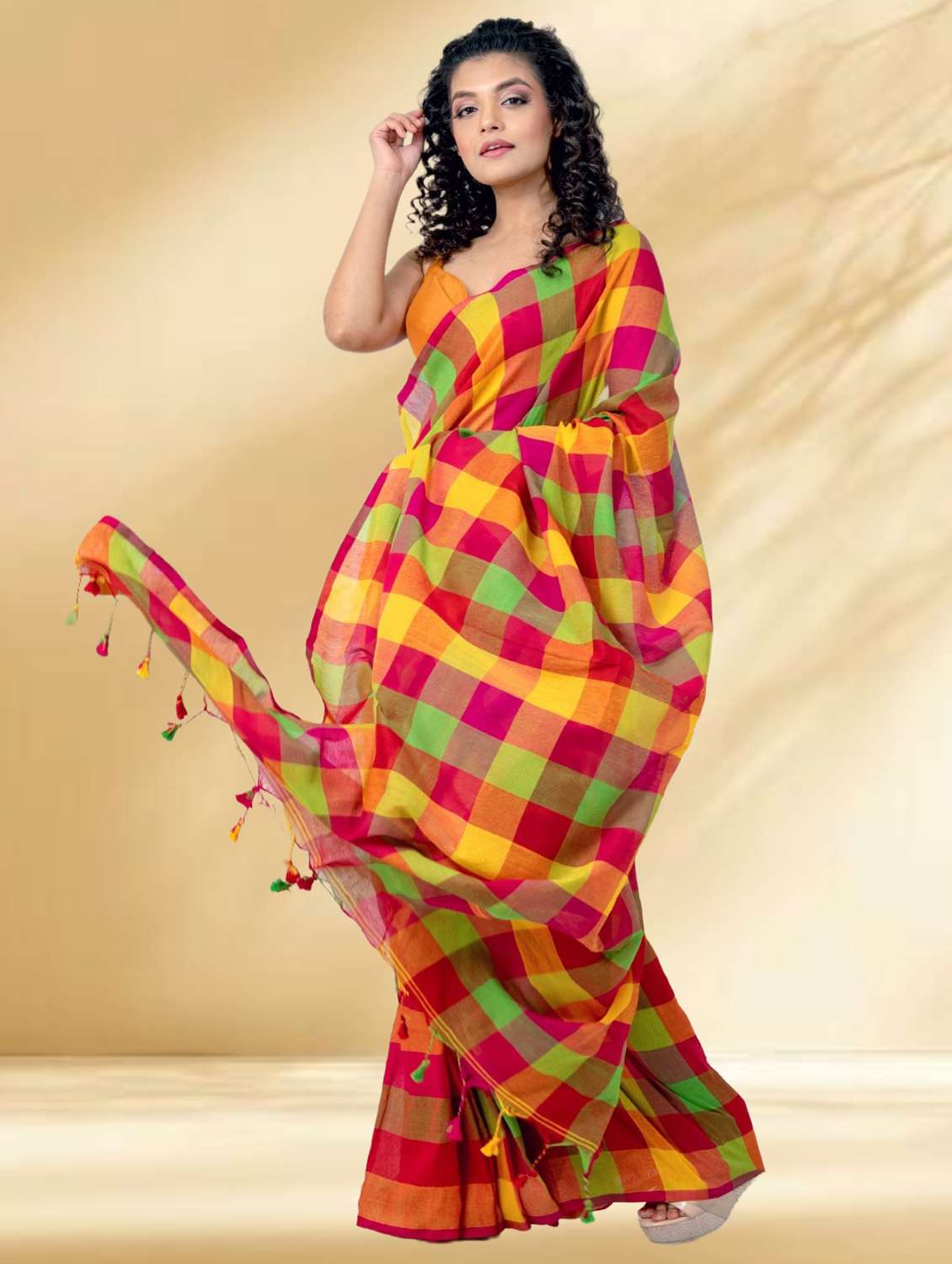 women checkered handloom saree with blouse - 22079298 -  Standard Image - 2