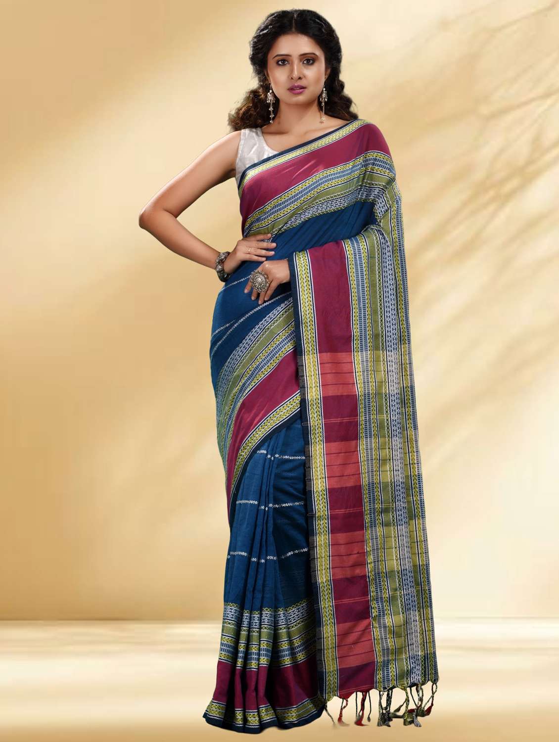 women self design handloom saree with blouse