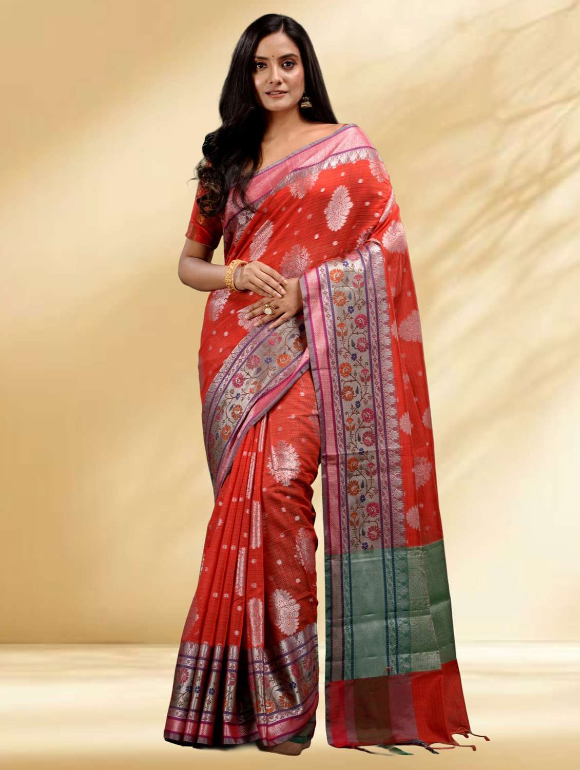 women self design handloom saree with blouse