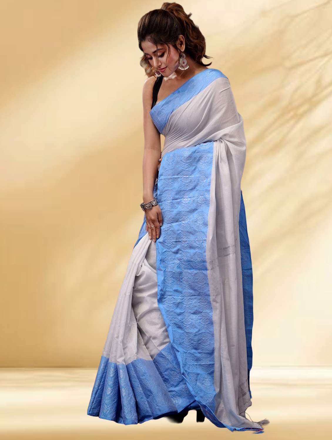 women solid with bordered handloom saree with blouse - 22079352 -  Standard Image - 2