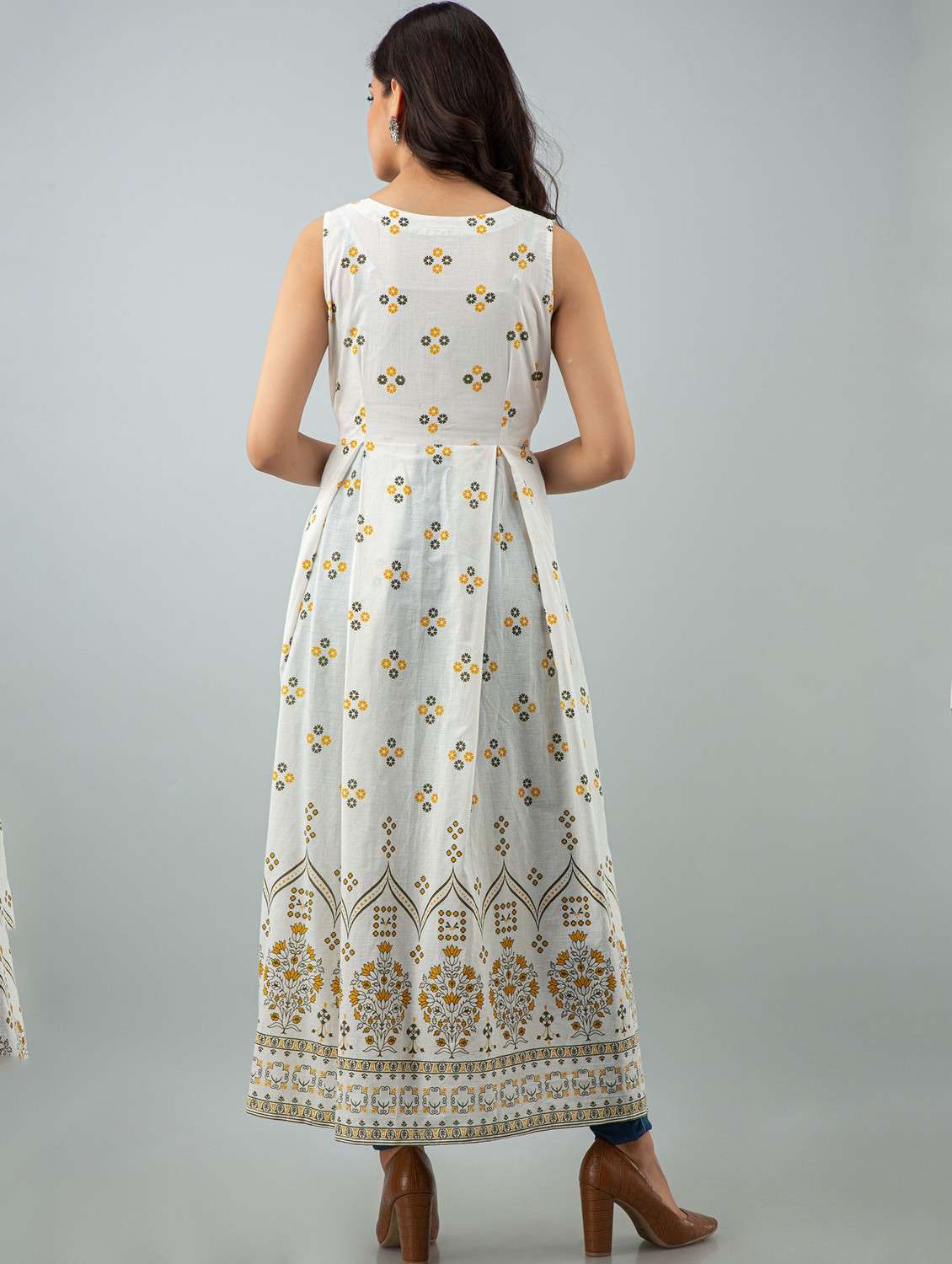 women printed sleeveless front slit kurta - 22079756 - Standard Image - 2