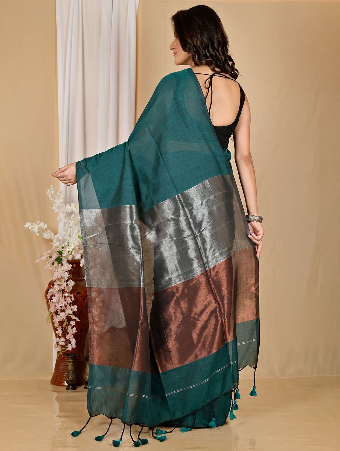 women solid handloom saree with blouse - 22081604 -  Standard Image - 2