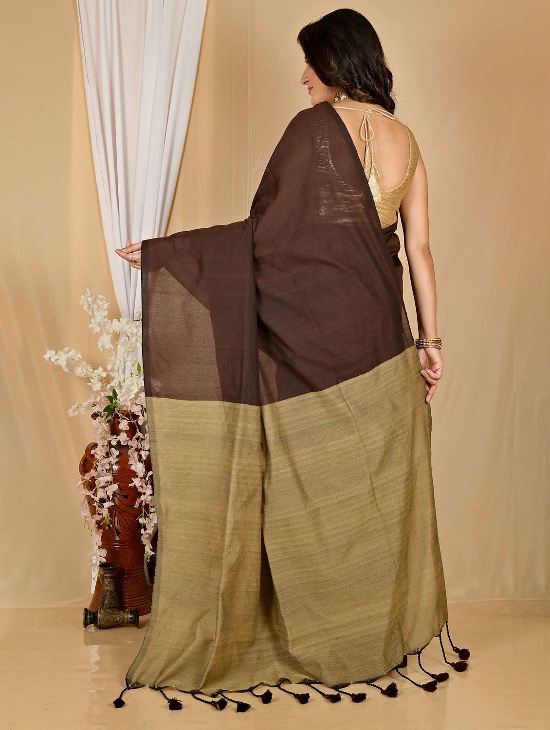 women solid handloom saree with blouse - 22081658 -  Standard Image - 2