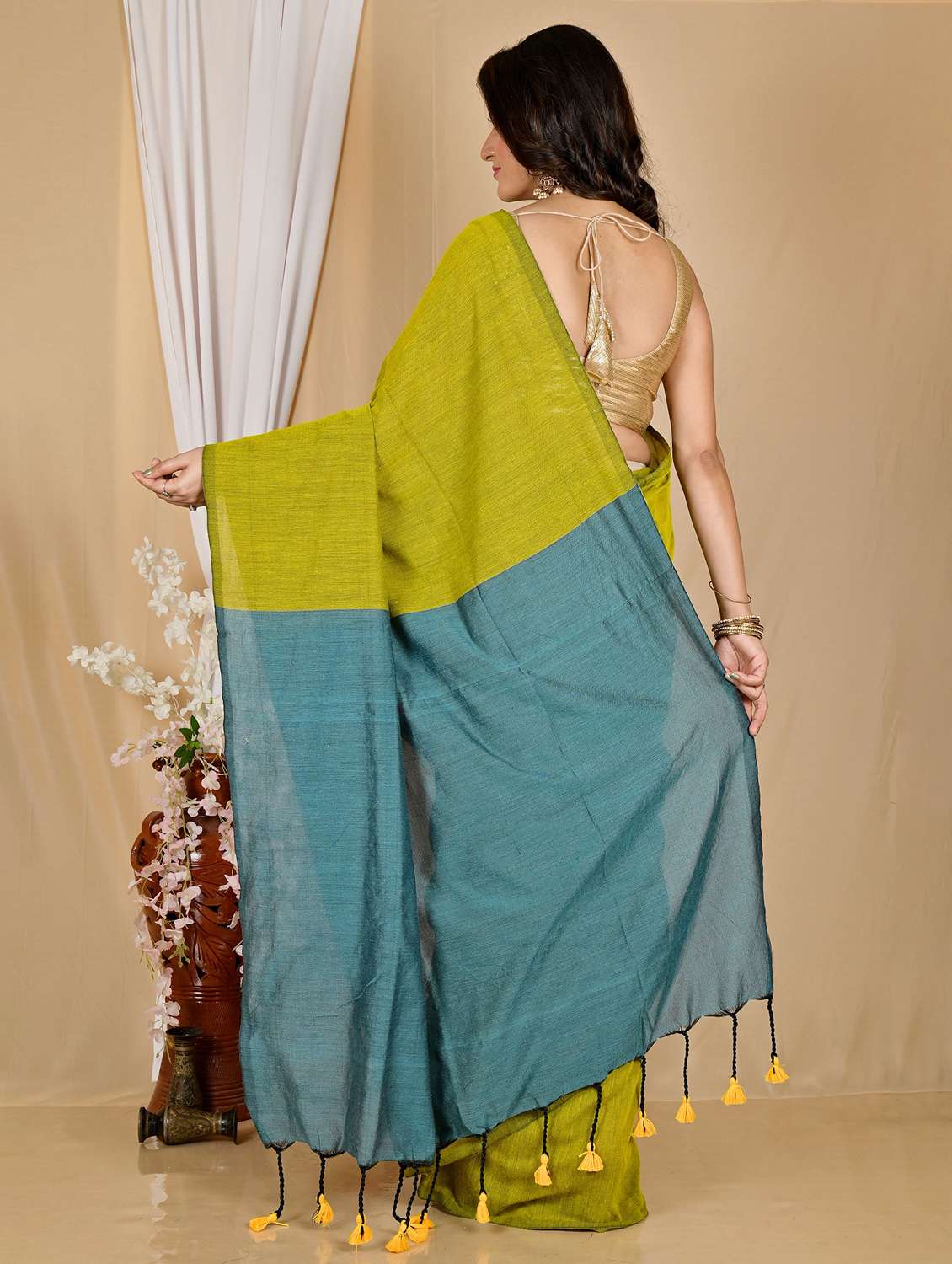 women solid handloom saree with blouse - 22081659 -  Standard Image - 2