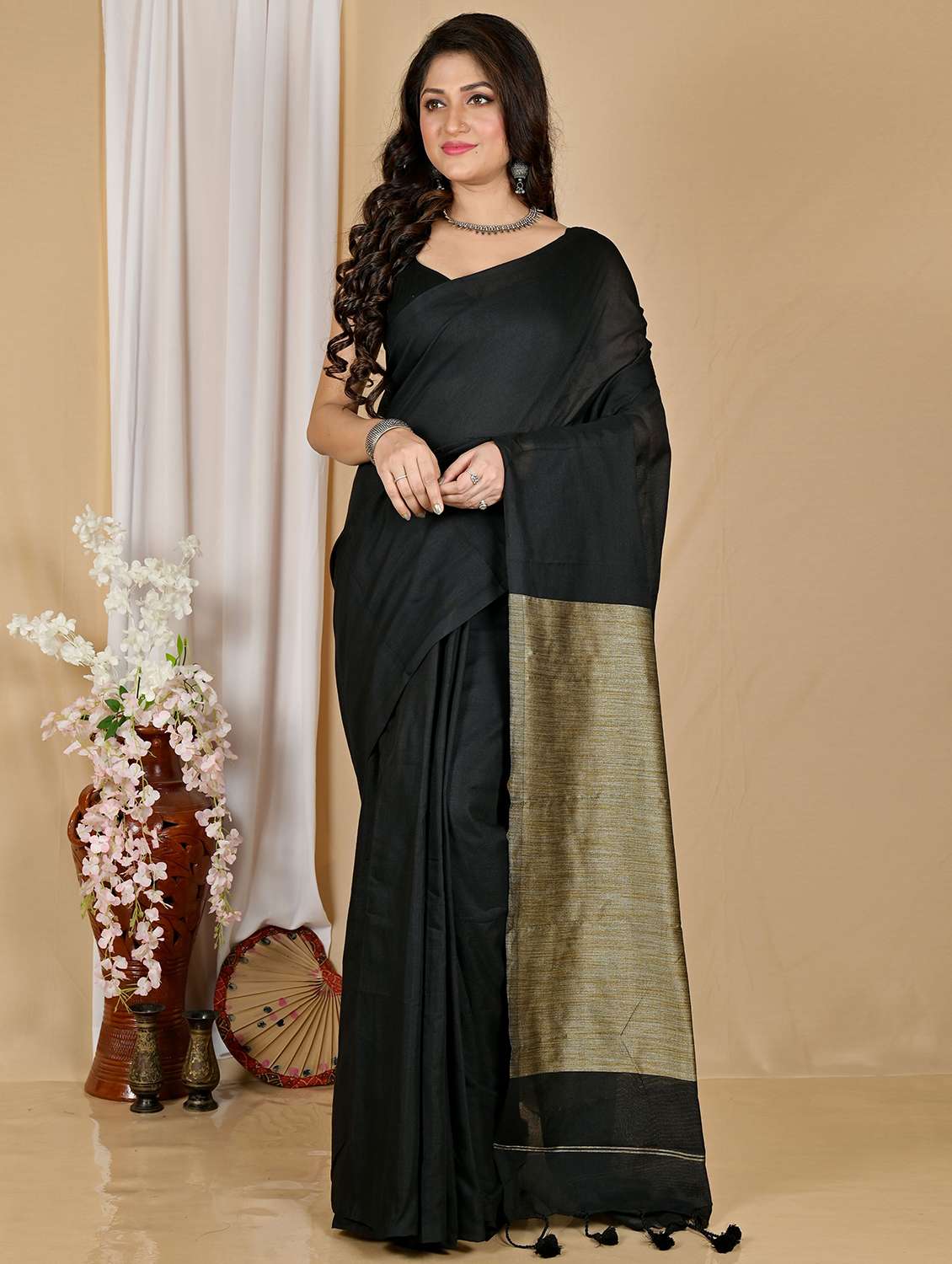 women solid handloom saree with blouse