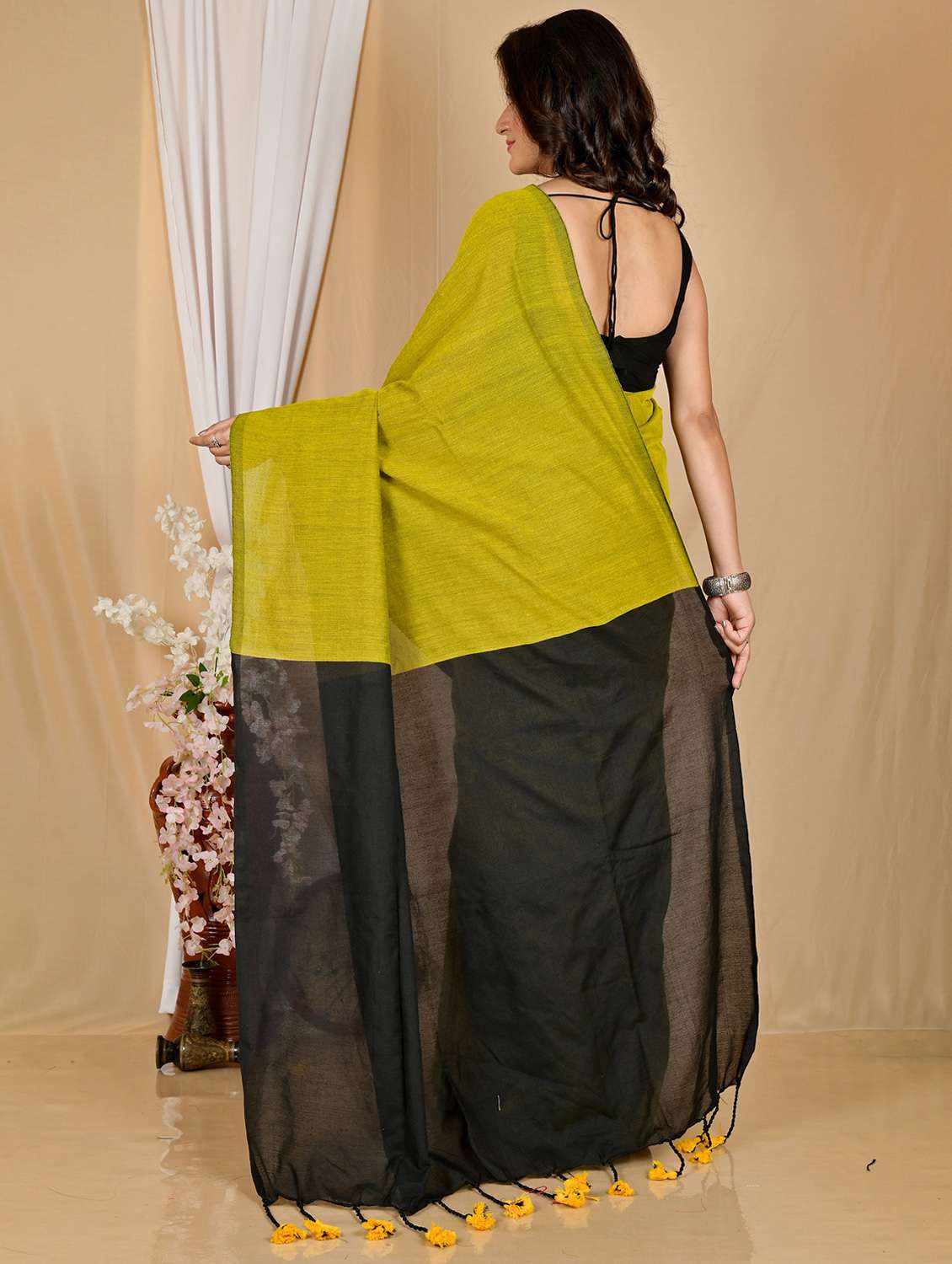 women solid handloom saree with blouse - 22081778 -  Standard Image - 2
