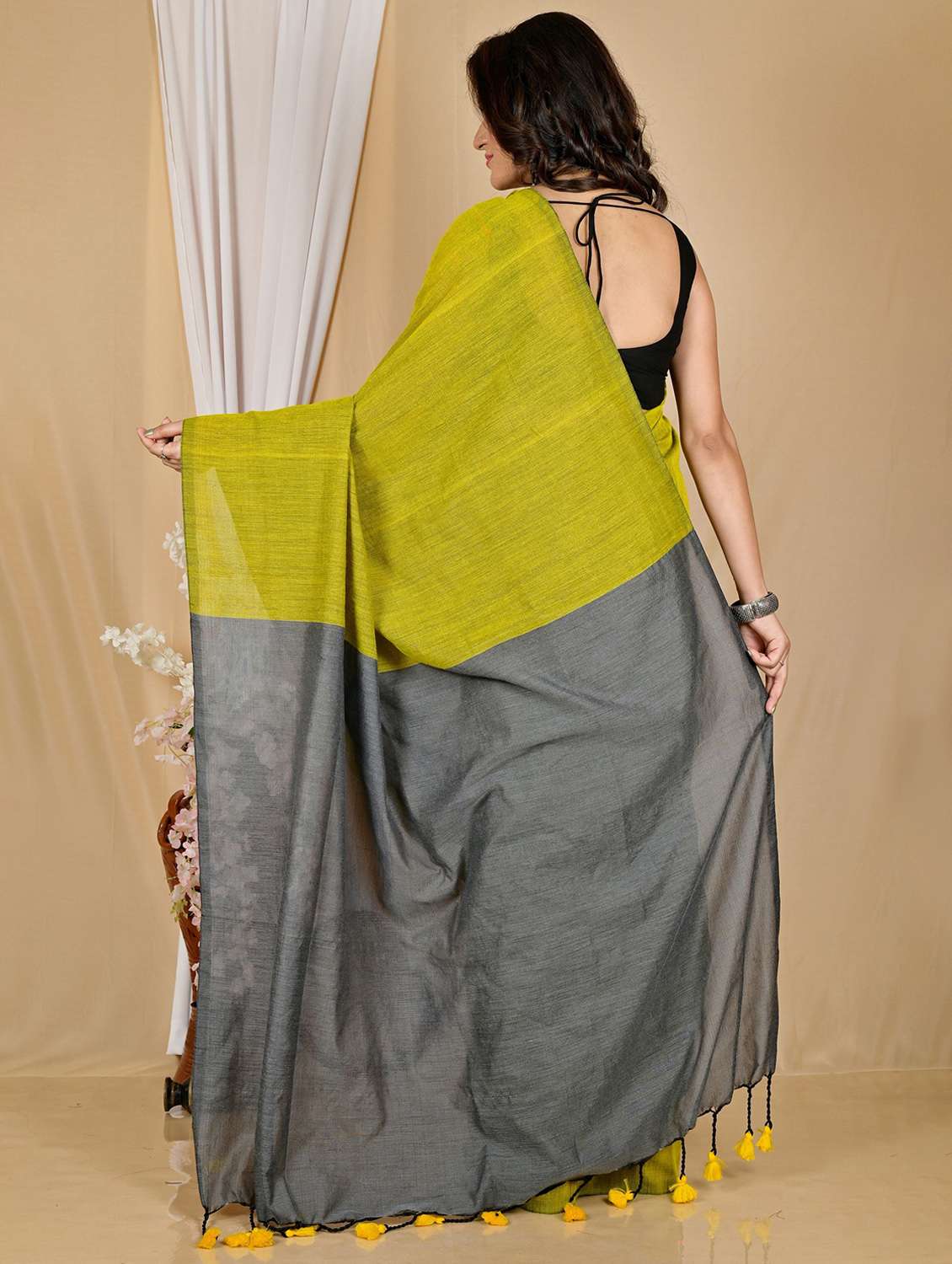 women solid handloom saree with blouse - 22081791 -  Standard Image - 2