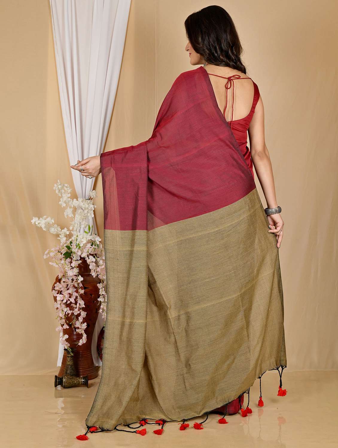 women solid handloom saree with blouse - 22081792 -  Standard Image - 2
