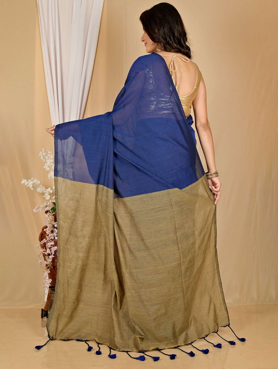 women solid handloom saree with blouse - 22081851 -  Standard Image - 2