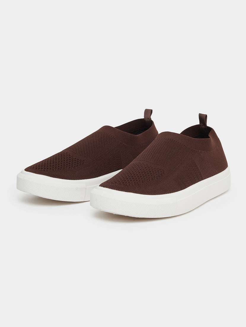 men solid slip on casual shoe