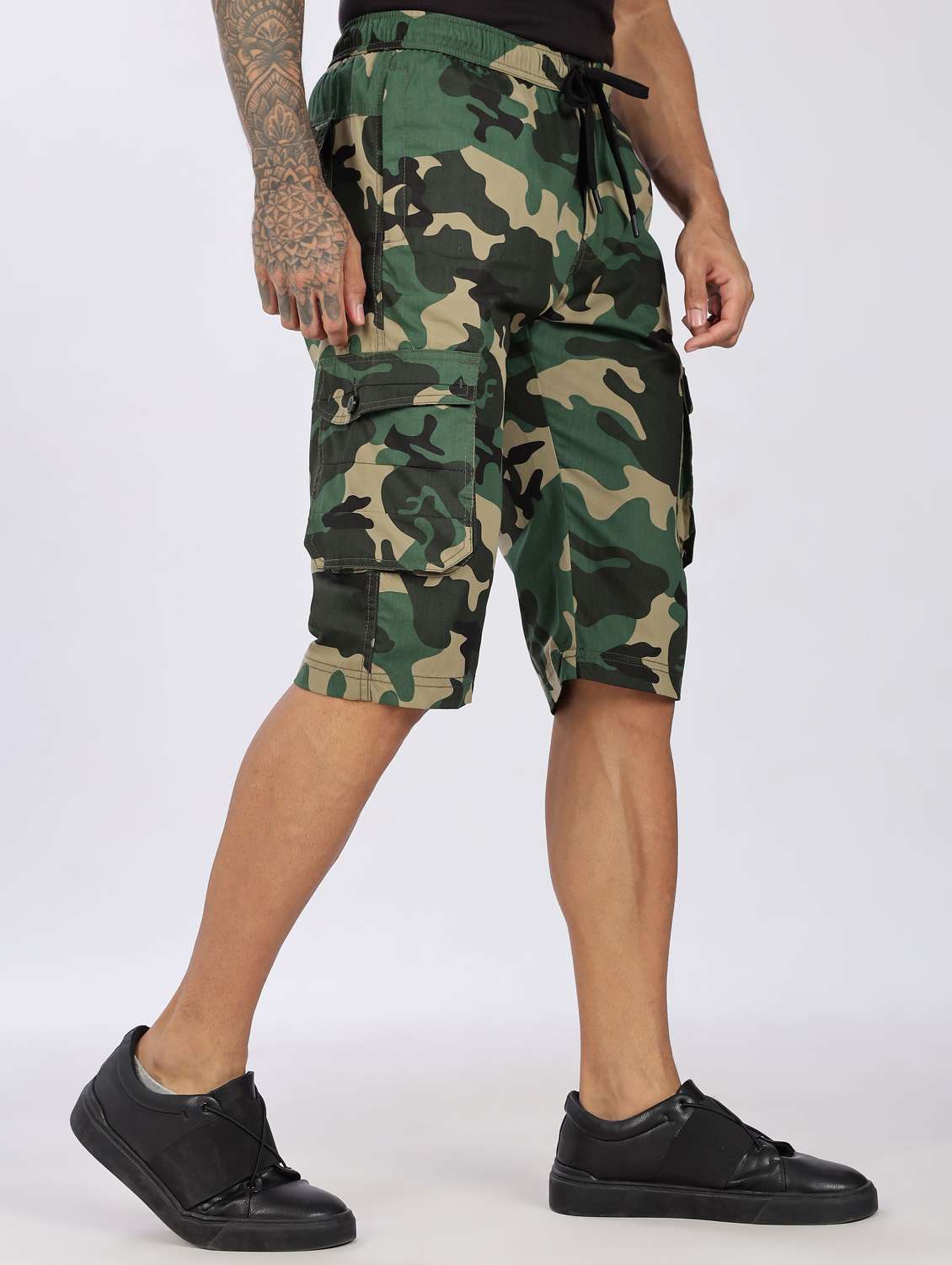 men camouflage mid rise regular fit three fourth cargo shorts - 22084906 -  Standard Image - 2