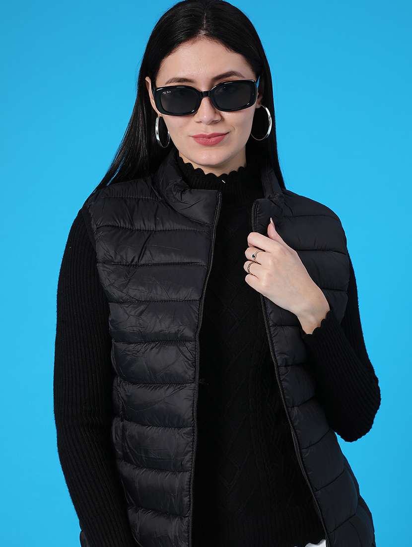 women solid sleeveless quilted jacket