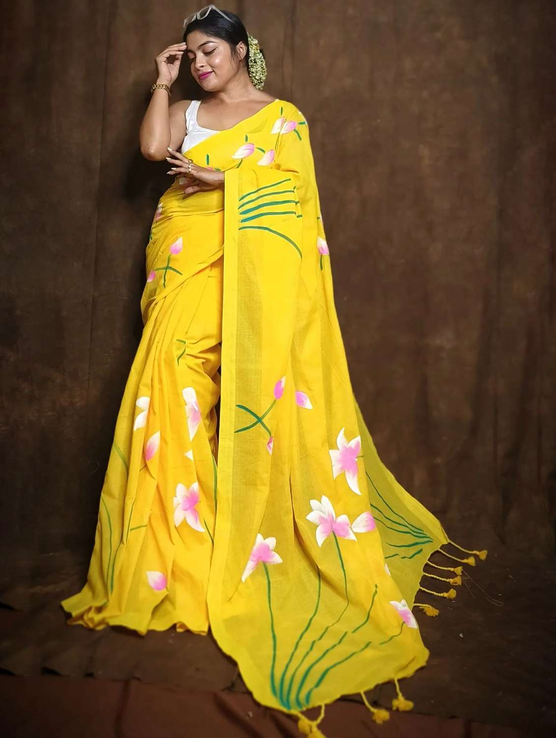 women floral printed saree with blouse - 22085866 - Standard Image - 2