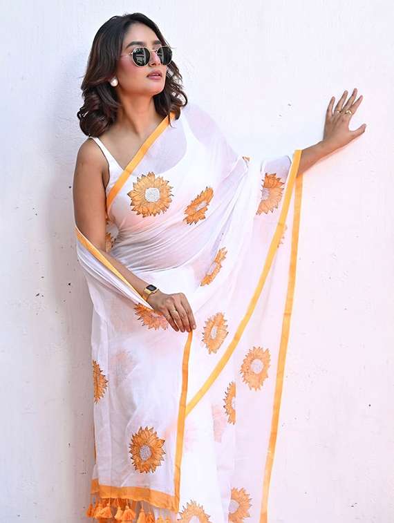 women floral printed saree with blouse - 22085871 - Standard Image - 2