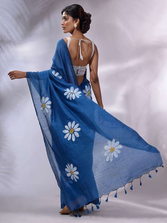 women floral printed saree with blouse - 22085887 - Standard Image - 2