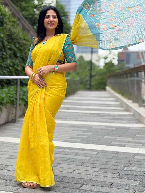 women printed casual wear saree with blouse - 22085932 - Standard Image - 2