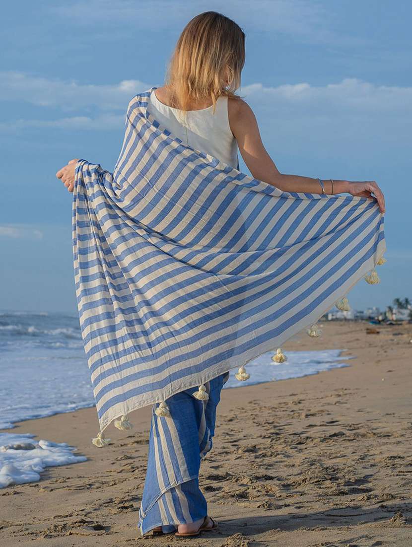 women striped printed saree with blouse - 22085936 - Standard Image - 2