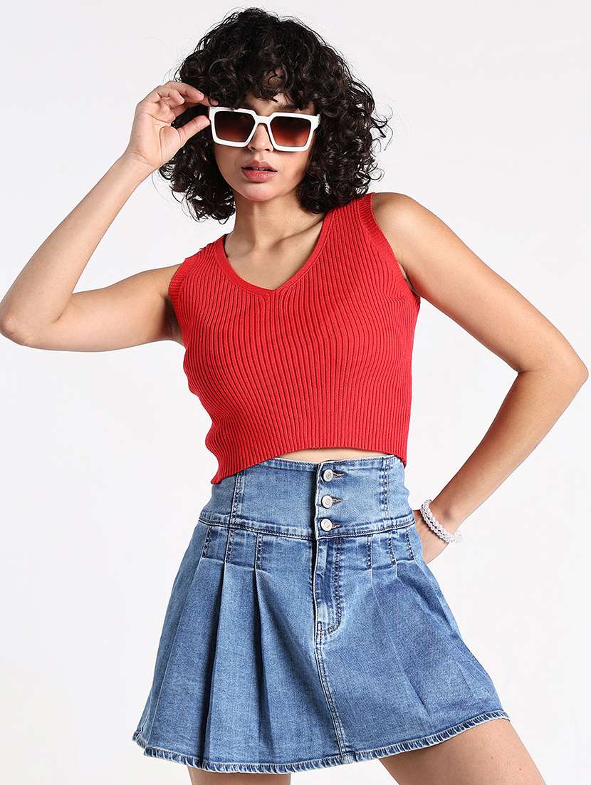 women red solid sleeveless crop top