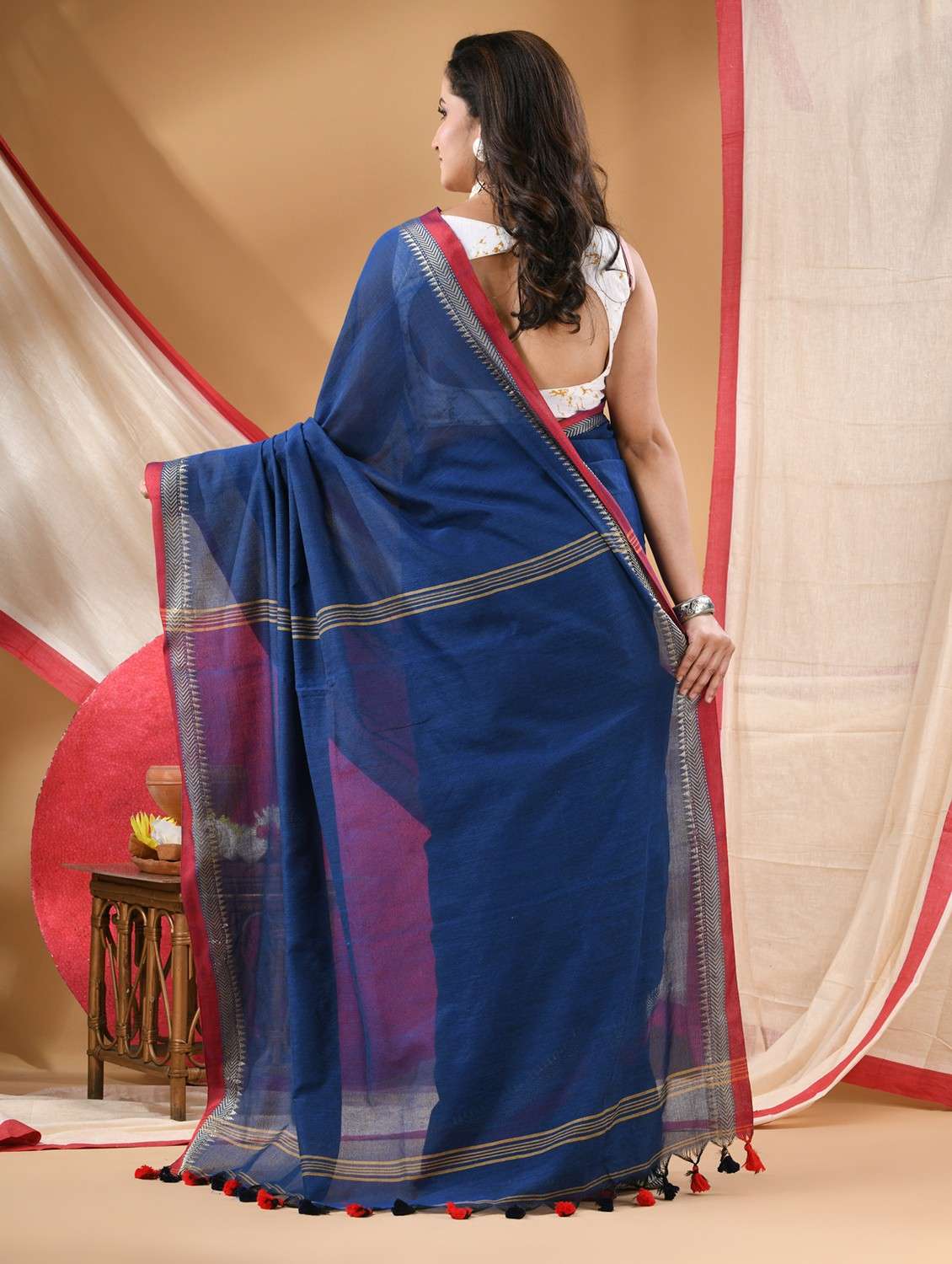 women solid with bordered handloom saree with blouse - 22088635 -  Standard Image - 2