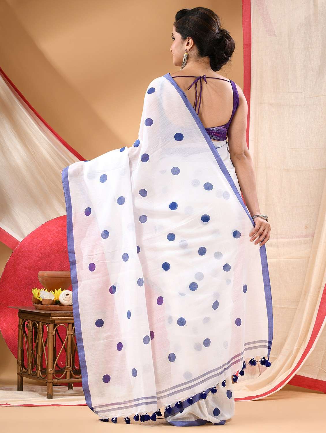 women polka dot printed handloom saree - 22105971 -  Standard Image - 2
