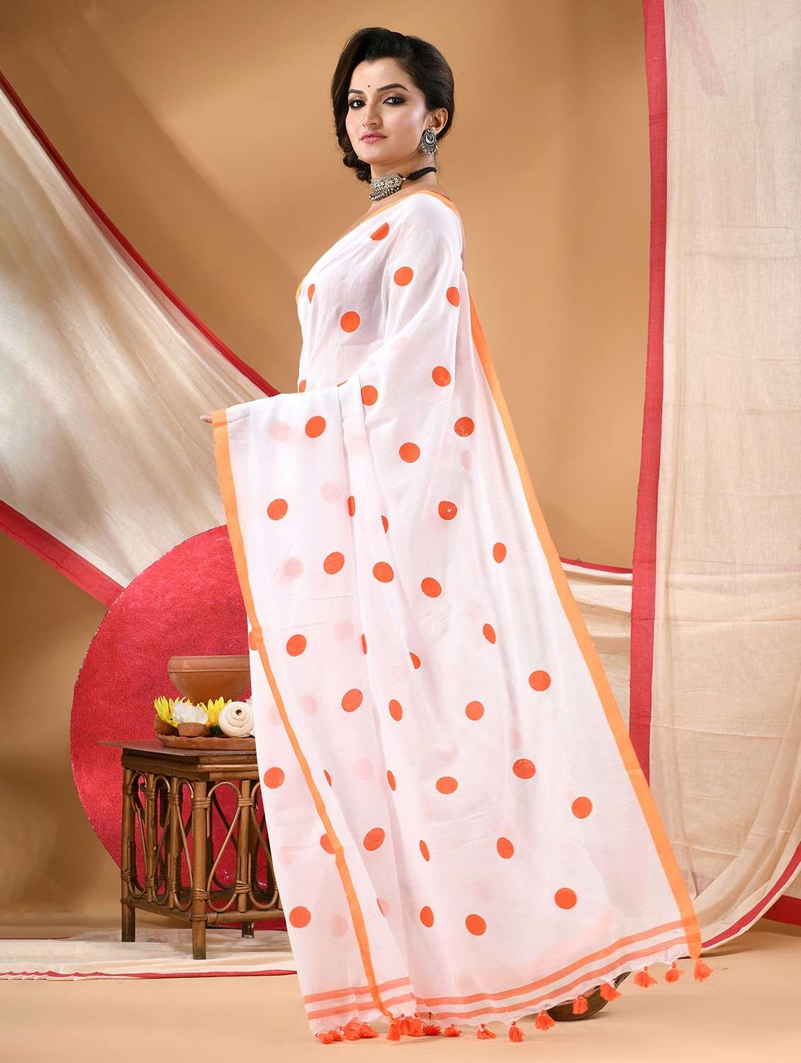women polka dot printed handloom saree - 22105973 -  Standard Image - 2