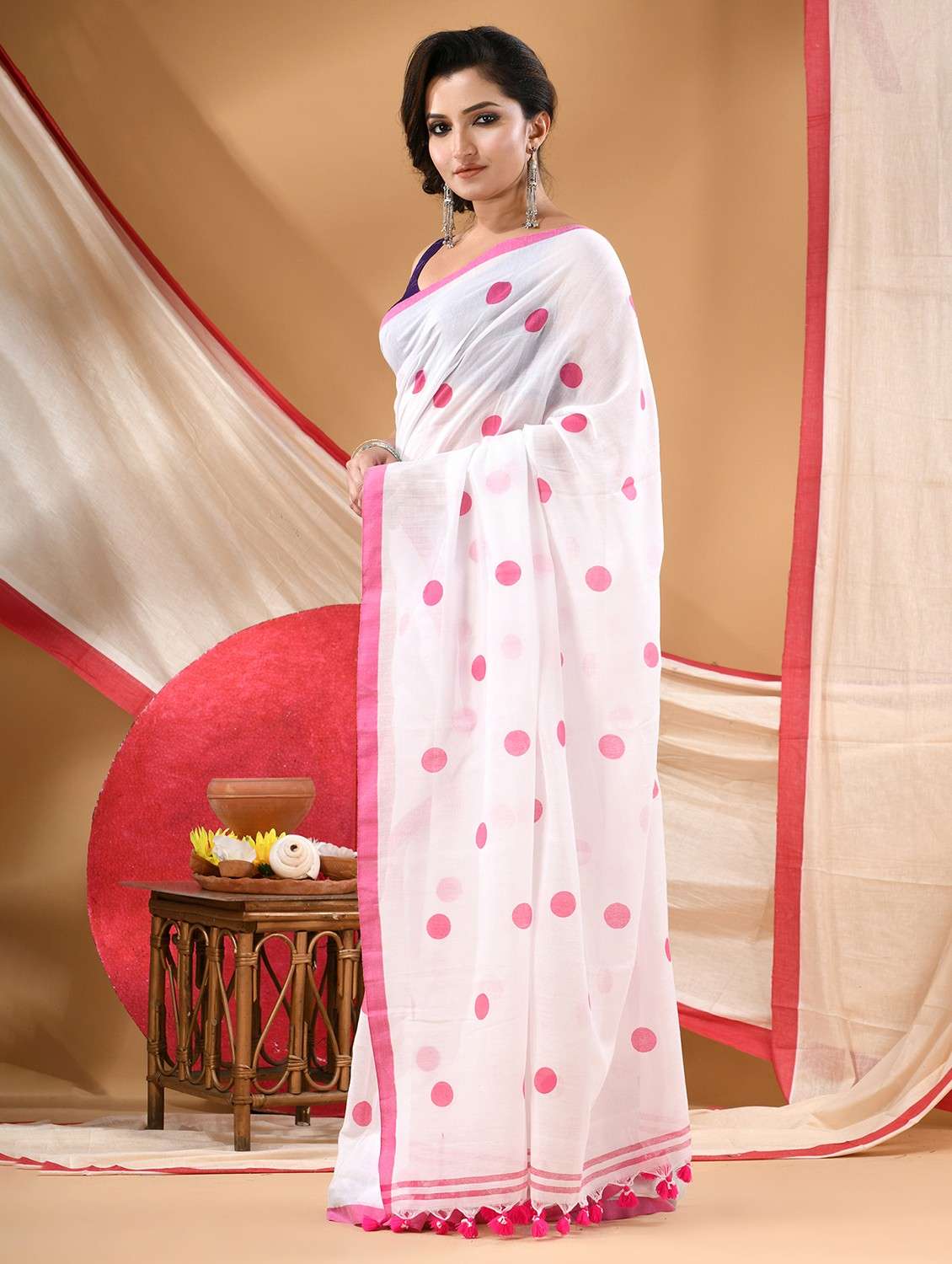 women polka dot printed handloom saree - 22105974 -  Standard Image - 2