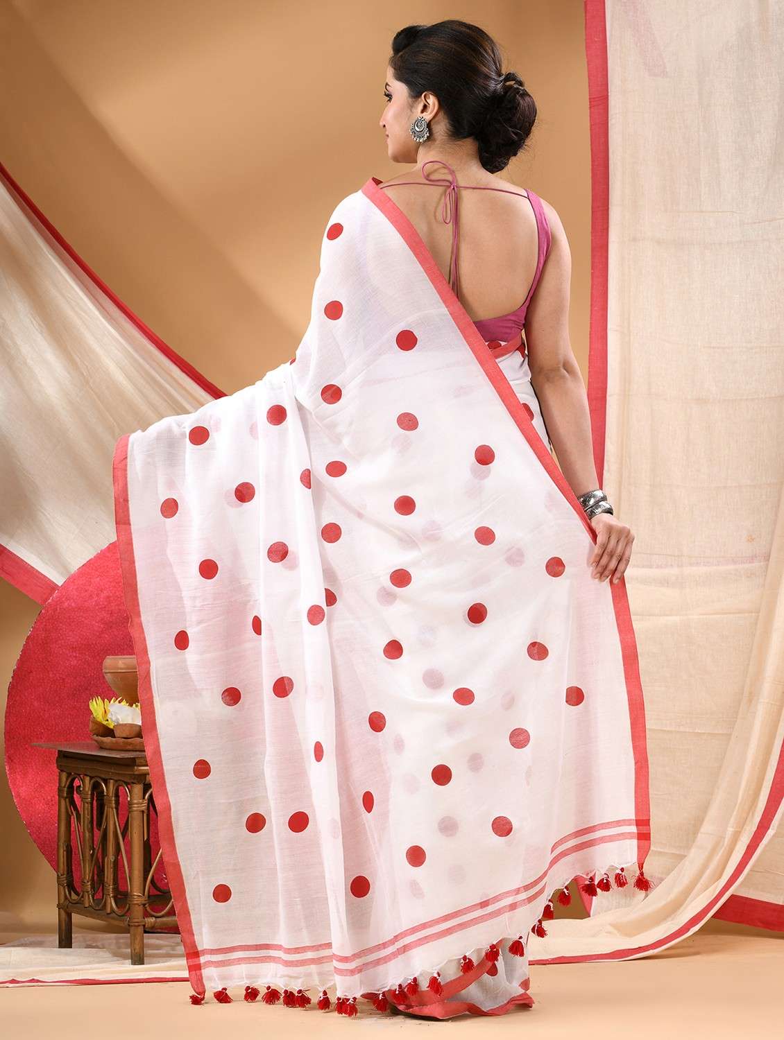 women polka dot printed handloom saree - 22105975 -  Standard Image - 2