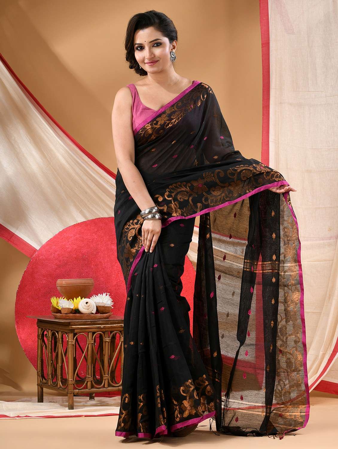 women self design handloom saree with blouse
