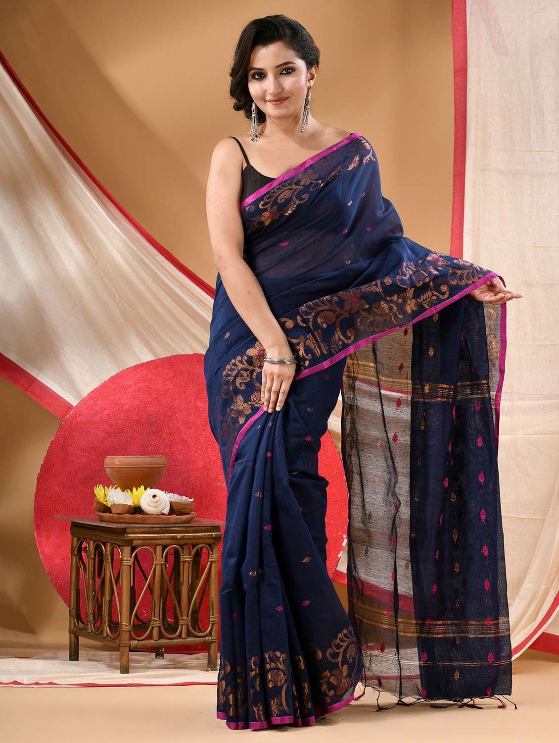 women self design handloom saree with blouse