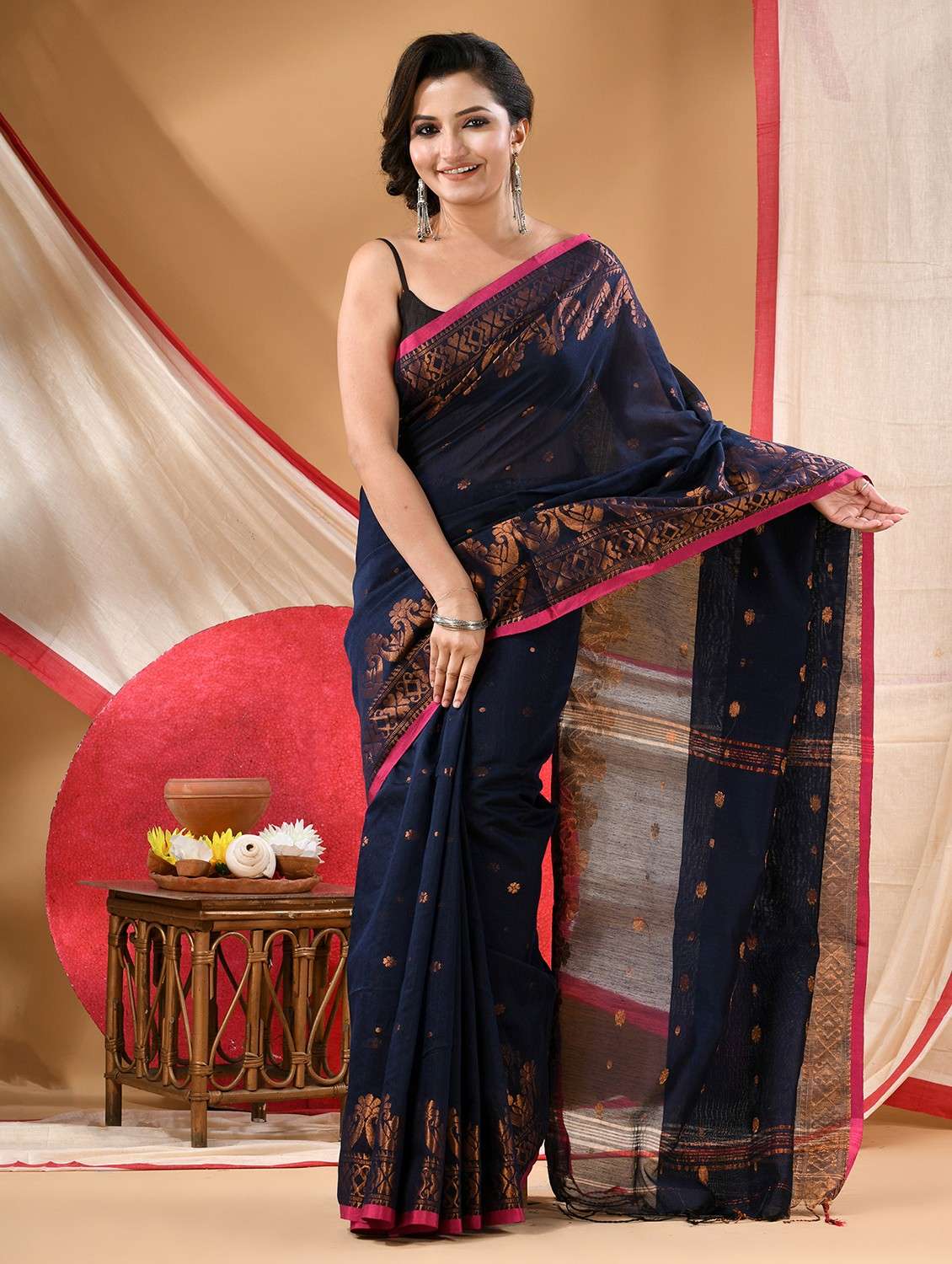 women self design handloom saree with blouse