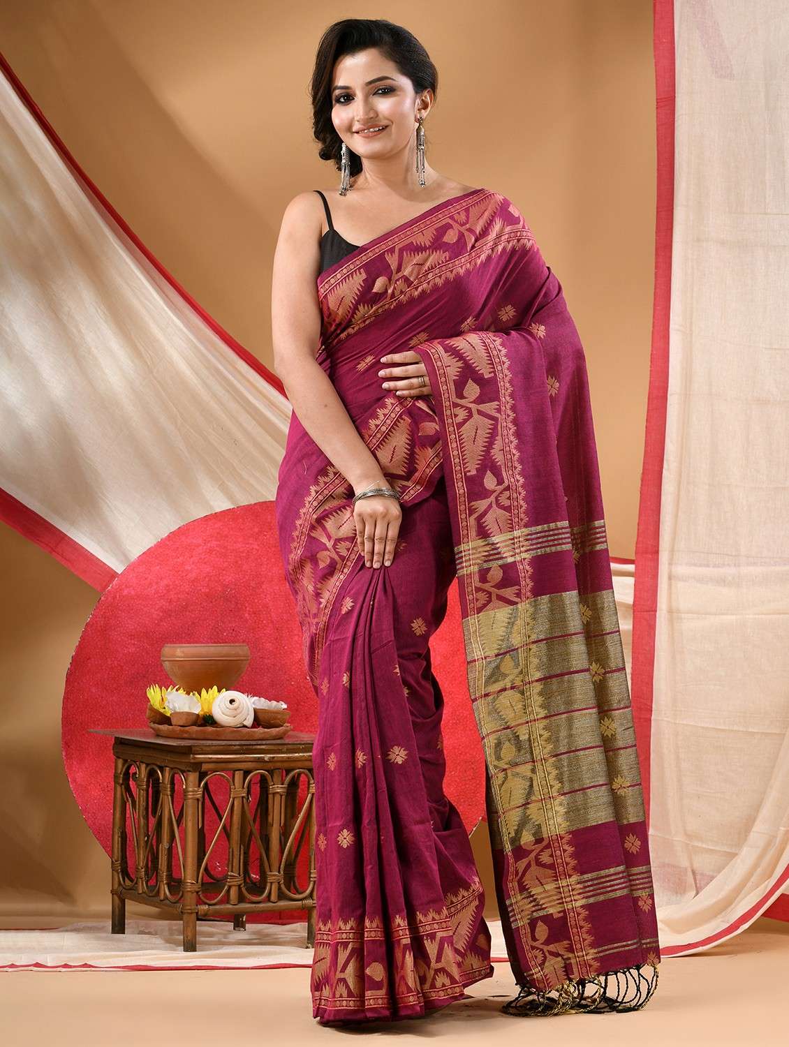 women self design handloom saree with blouse