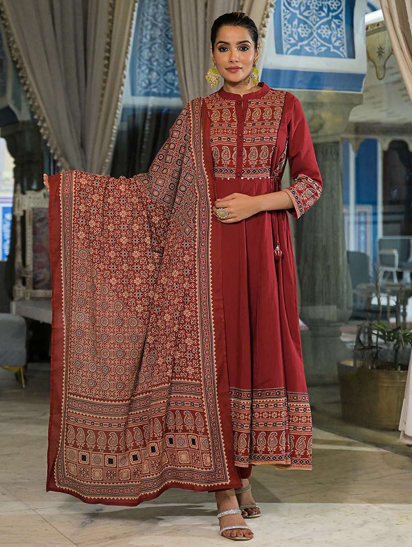 women paisley printed three quarter sleeve kurta pant with dupatta set