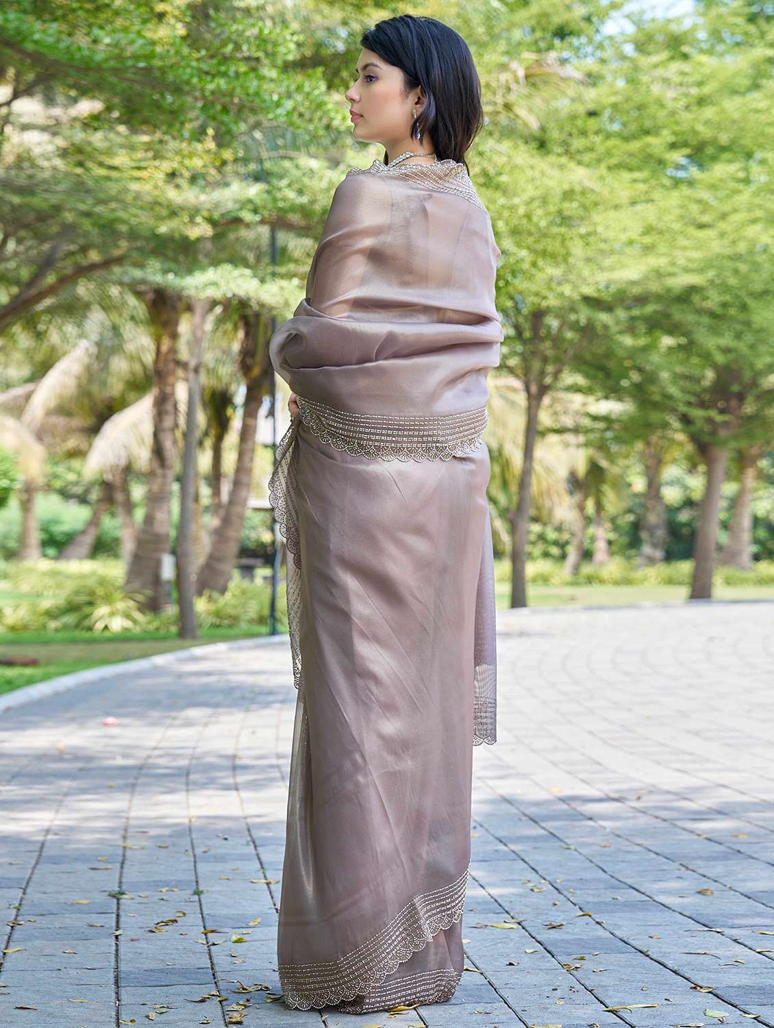 women solid with embellished bordered saree with blouse - 22140096 -  Standard Image - 2