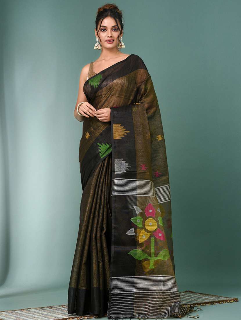 women self design handloom saree with blouse