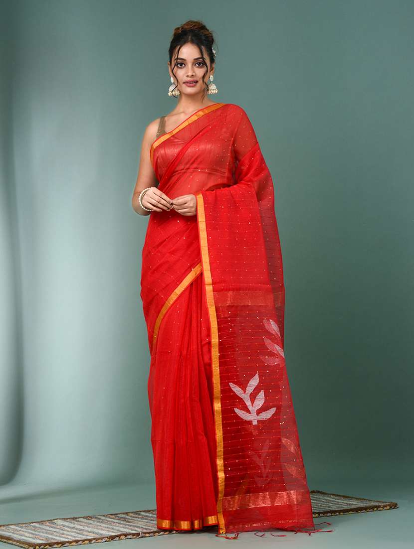 women self design handloom saree with blouse