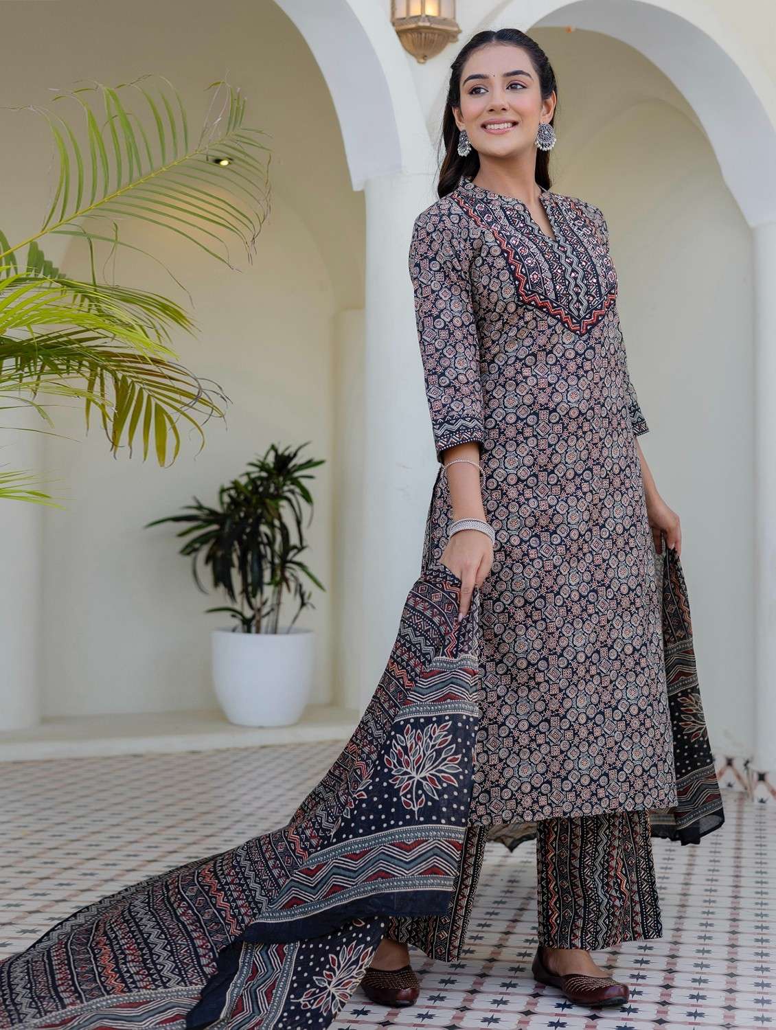 women printed three quarter sleeve kurta palazzo with dupatta set - 22140590 - Standard Image - 2
