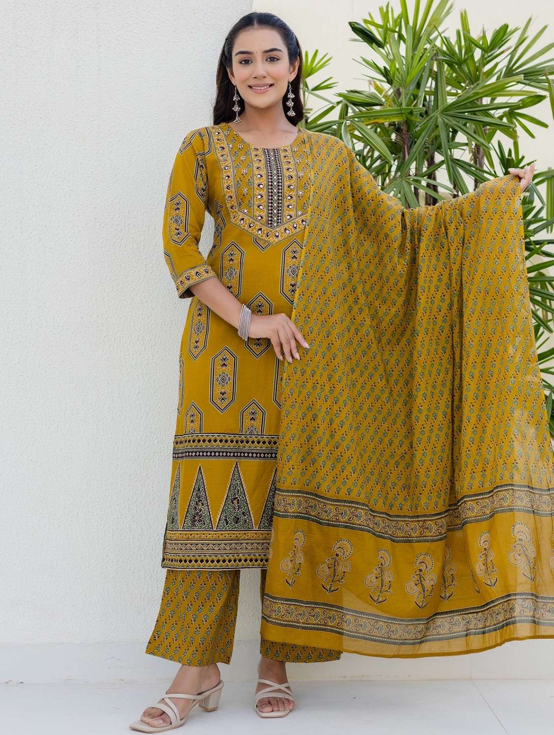 women printed three quarter sleeve kurta palazzo with dupatta set